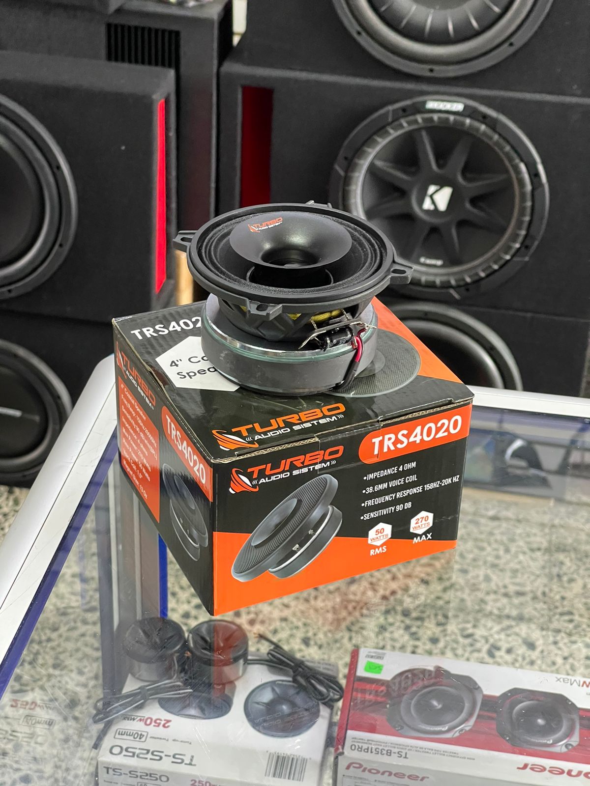 PAR DE BOCINAS DE 4 `` CON DRIVER INCORPORADO 270 WATTS / TSR4020