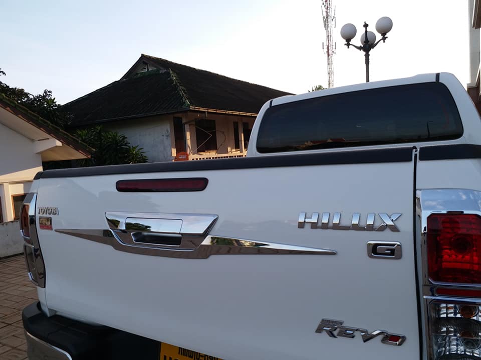 Cubierta cromada para puerta trasera para Toyota Hilux Revo 2016 al 2020, Estilo 2